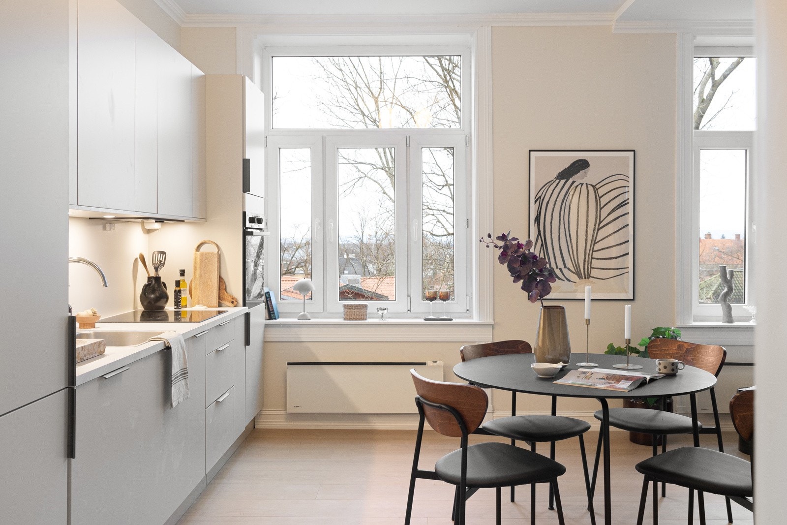 Innredningen byr på gode oppbevaringsløsninger, integrerte hvitevarer og en funksjonell arbeidsflate som gjør kjøkkenet både praktisk og estetisk gjennomført. Galleribilde