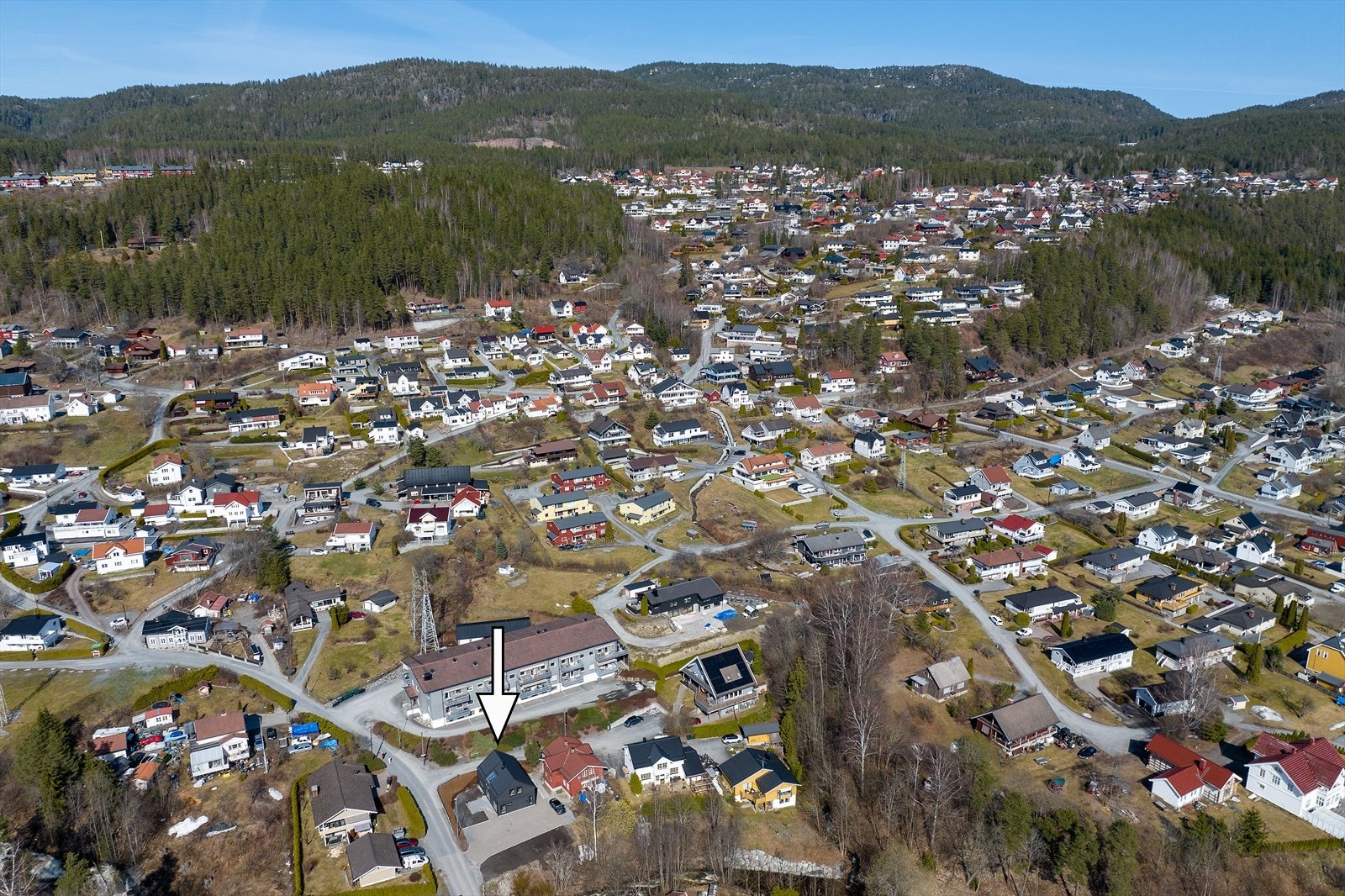 Det er umiddelbar nærhet til skog og mark med flotte turmuligheter rett utenfor døren. Galleribilde