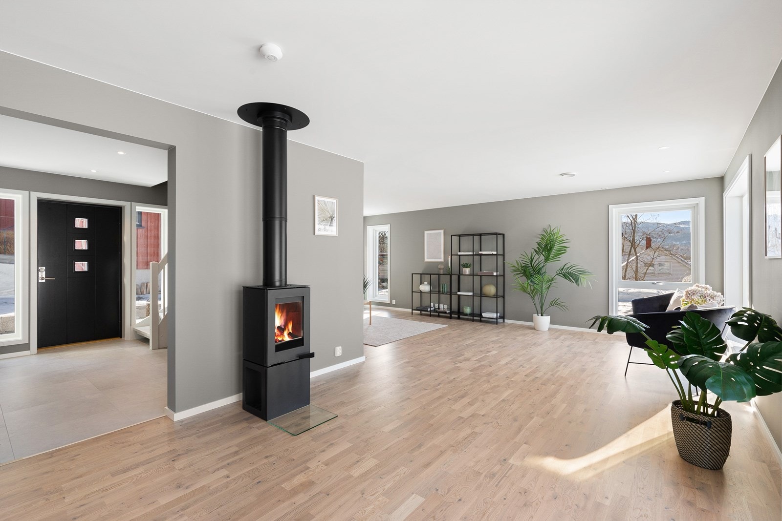 En sentralt plassert peisovn skaper en lun stemning og gir god varme. Galleribilde