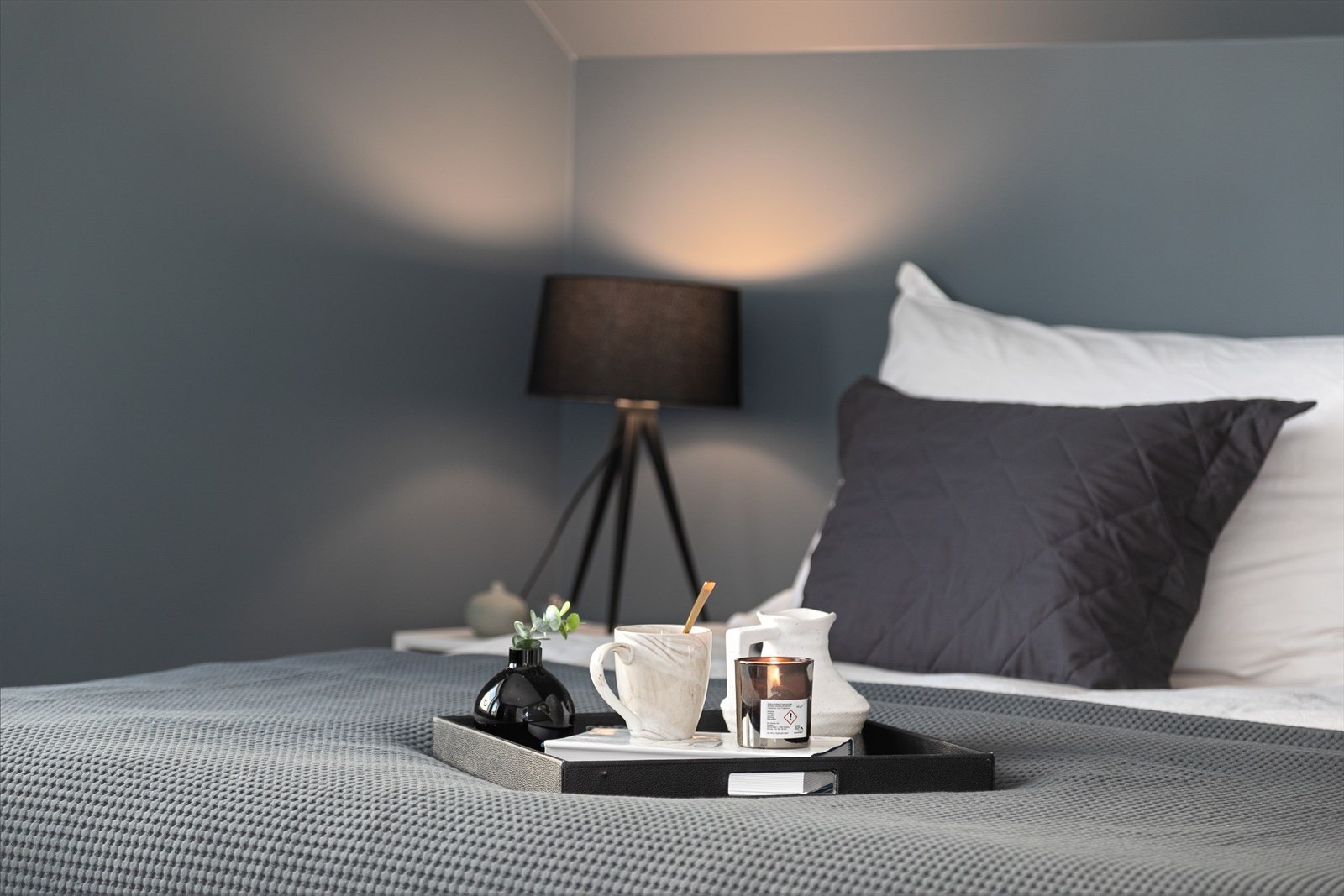 Gjennomgående eikeparkett i oppholdsrom og soverom gir en varm og innbydende atmosfære. Galleribilde