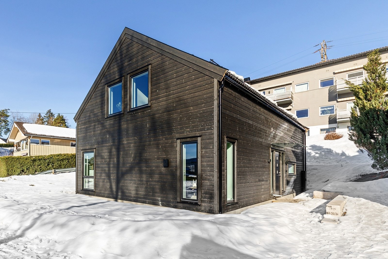 De sorte vinduskarmene komplementerer den mørke kledningen. Galleribilde