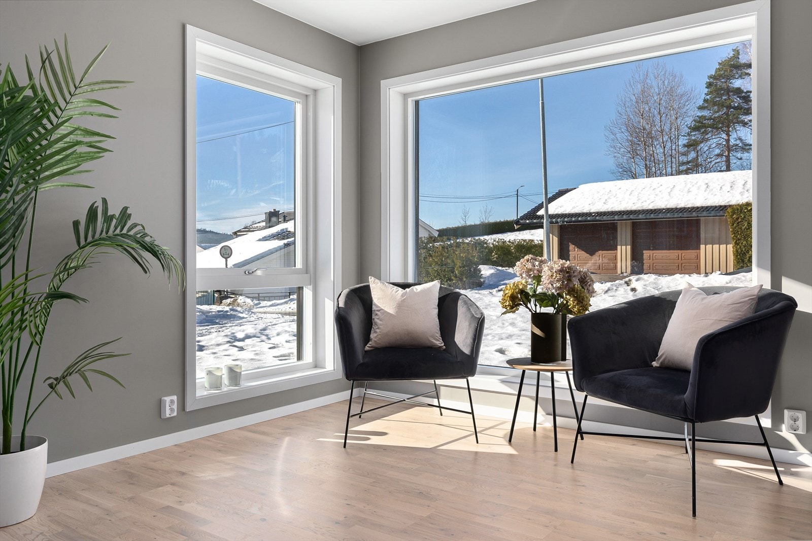 En hyggelig krok ved vinduet, ideell for en lesestol. Galleribilde