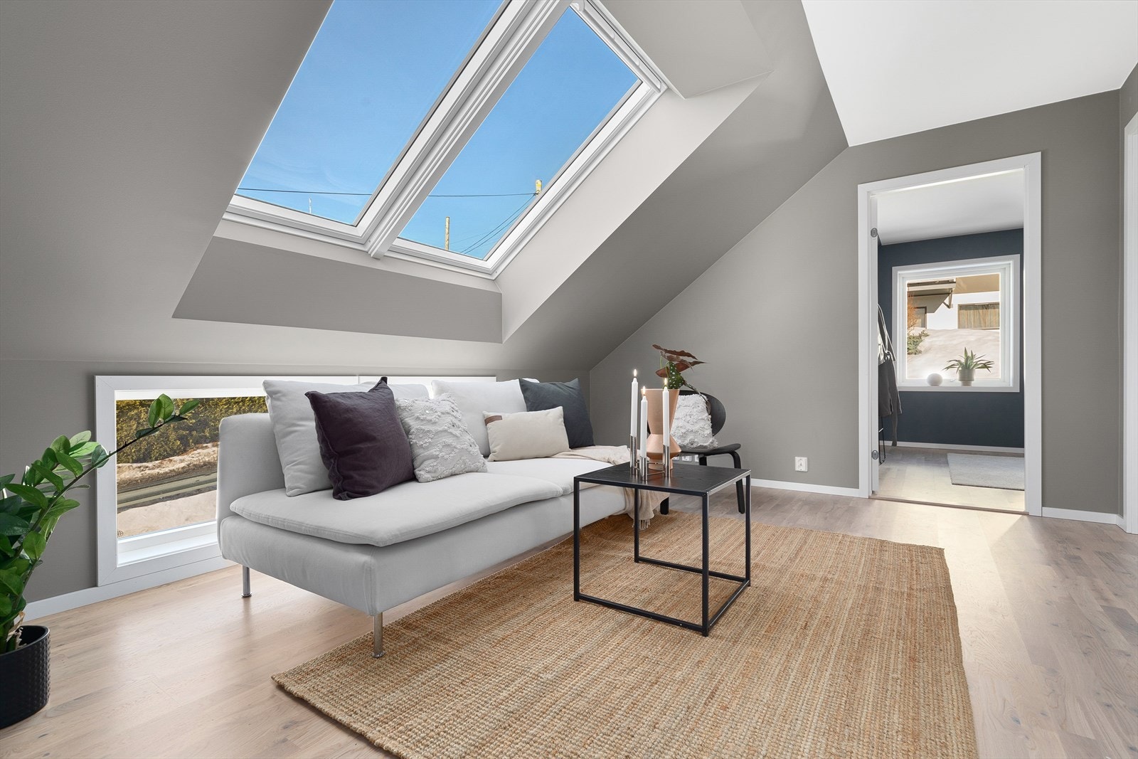 Loftstuen er et lyst og luftig rom takket være store takvinduer. Galleribilde