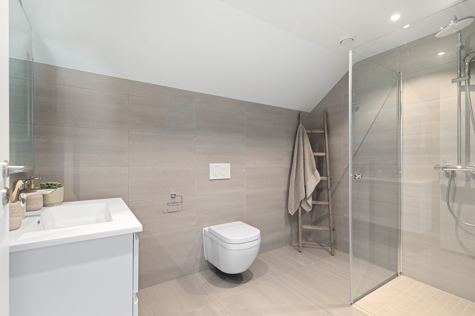 Badet i andre etasje er også helfliset, med dusjnisje og moderne innredning. Galleribilde