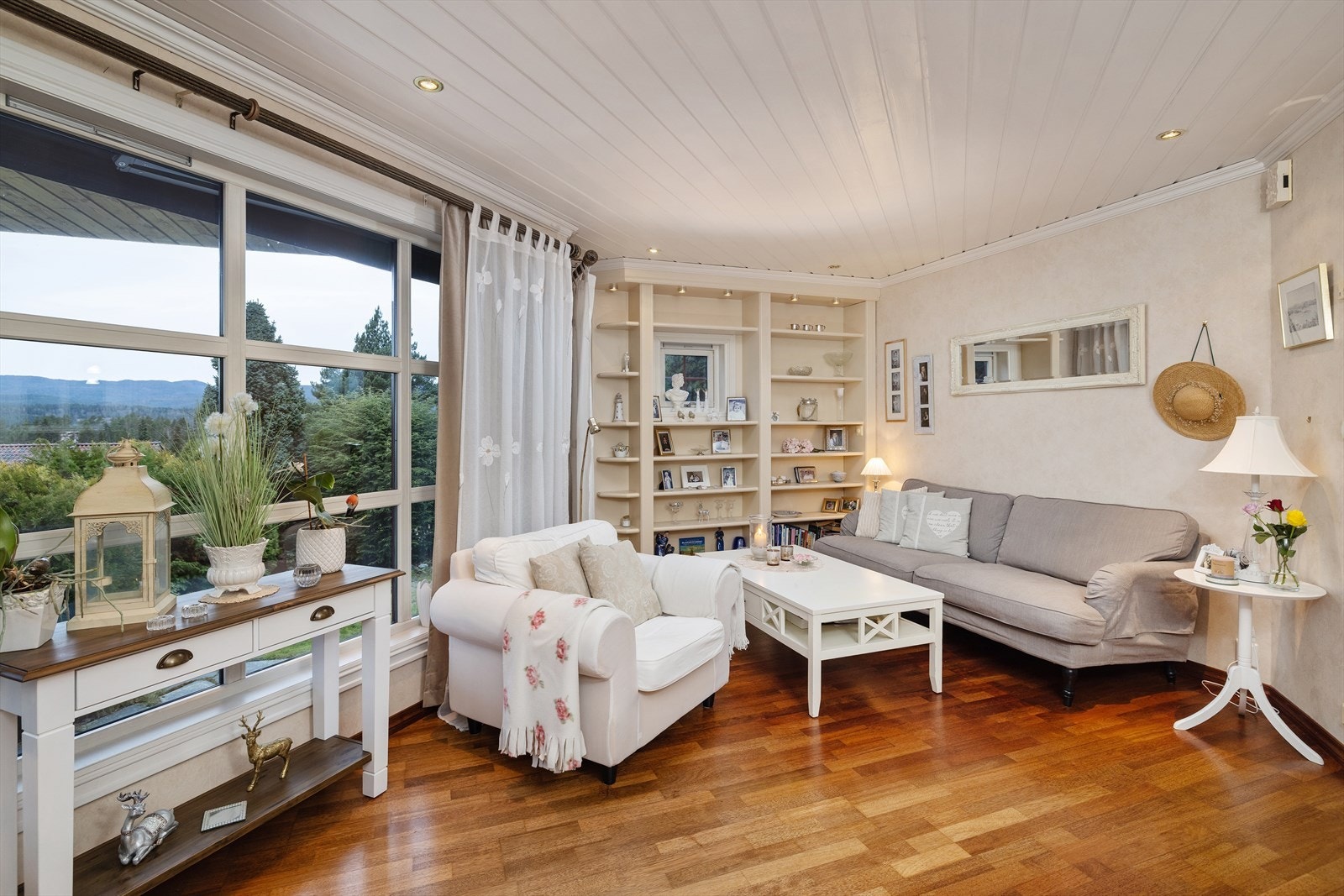 Stuen kan møbleres med salong og har innebygde hyller før bøker eller annet nips. Alt er lagt til rette for den optimale lyssettingen med store vinduer som vender mot utsikten. Galleribilde