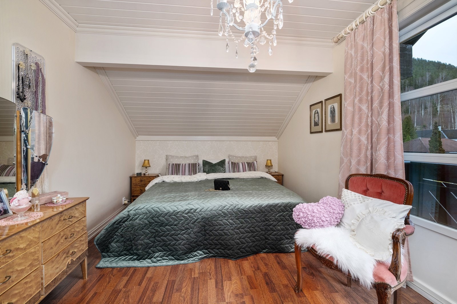 Hovedsoverommet ligger en halvetasje opp og har god plass til dobbeltseng med tilhørende nattbord og skyvedørsgarderobe med speil. Galleribilde