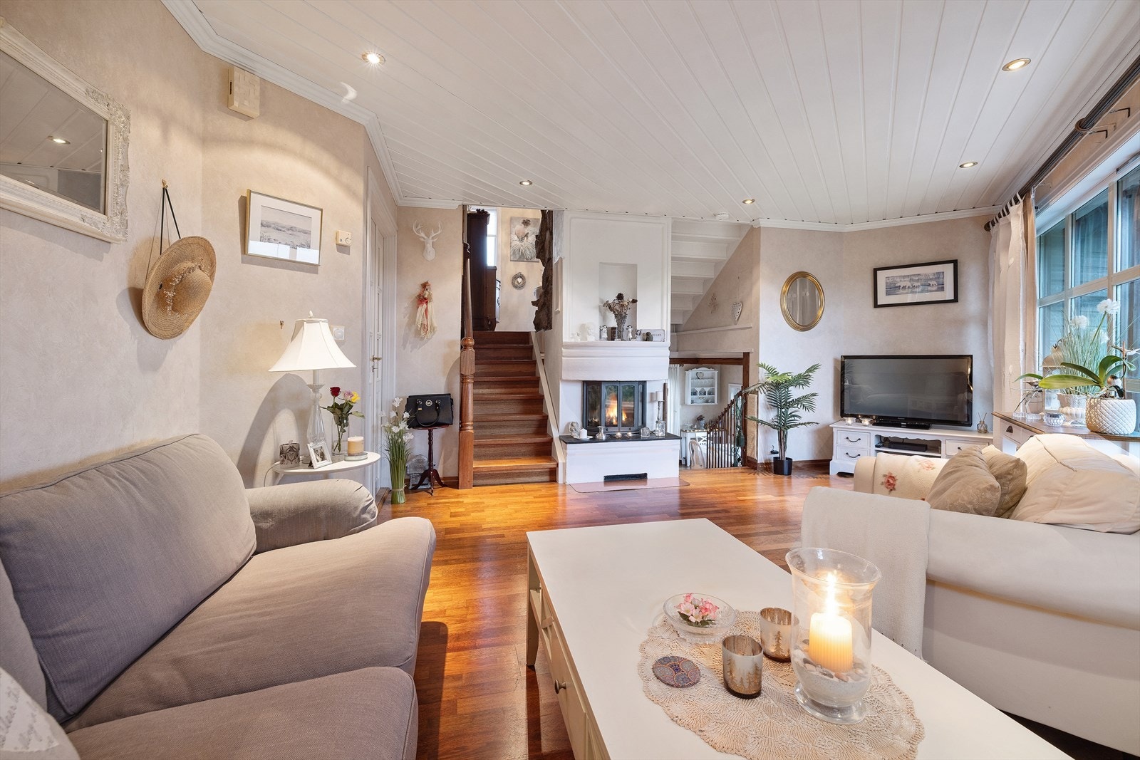 Sentralt plassert i rommet er en varmende peis som bidrar til en lun og koselig følelse. Galleribilde