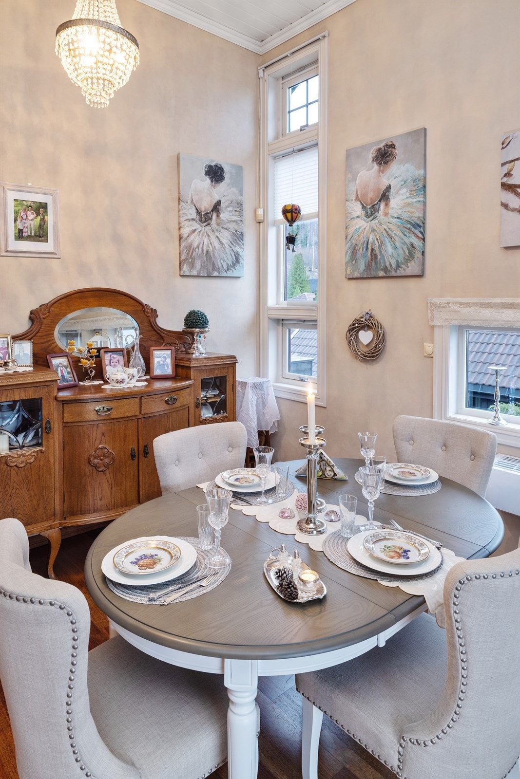 Spisestuen ligger harmonisk plassert i rommet og danner en elegant ramme for måltider og sosiale sammenkomster. Galleribilde