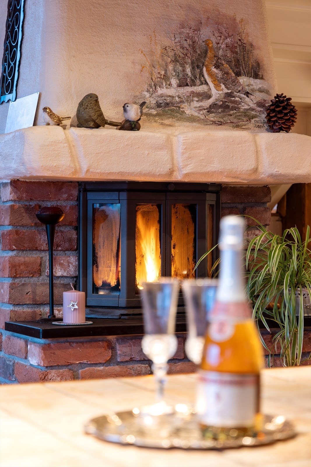 Kjøkkenet har en sjarmerende og rustikk peis i kombinasjon av tegl og pusset overflate. Galleribilde