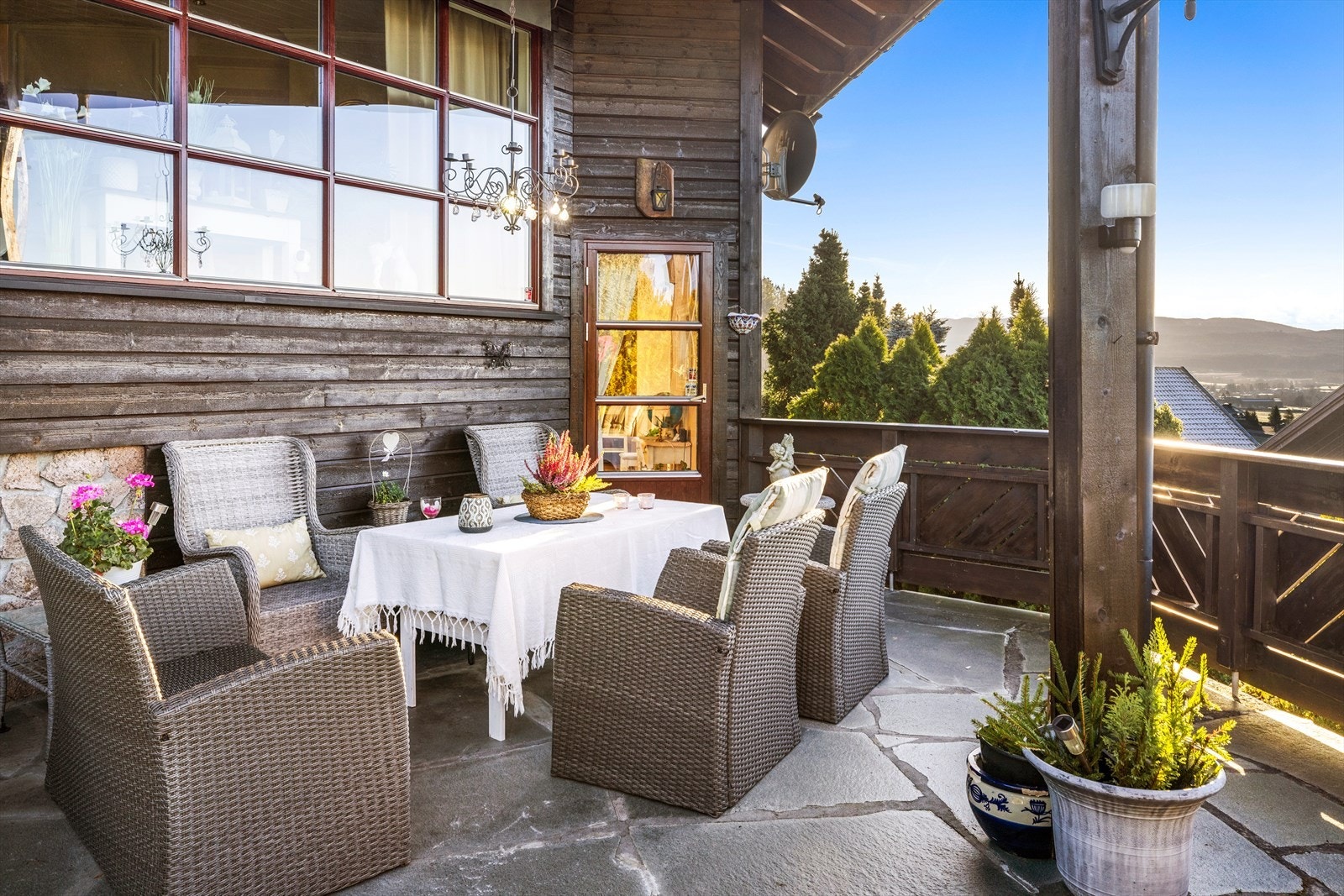 Her er det gode muligheter for både morgenkaffe og lange kvelder i hyggelig selskap. Galleribilde