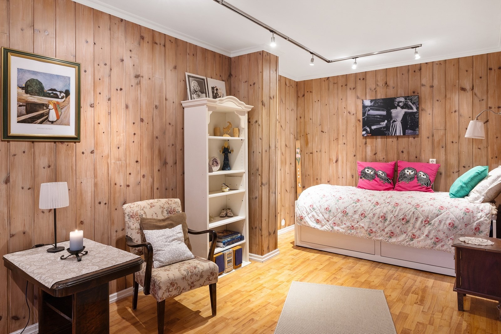 Boligen har en egen hybelleilighet med inngang fra kjellerstue eller egen inngang. Dett er stue i hybelen. Galleribilde