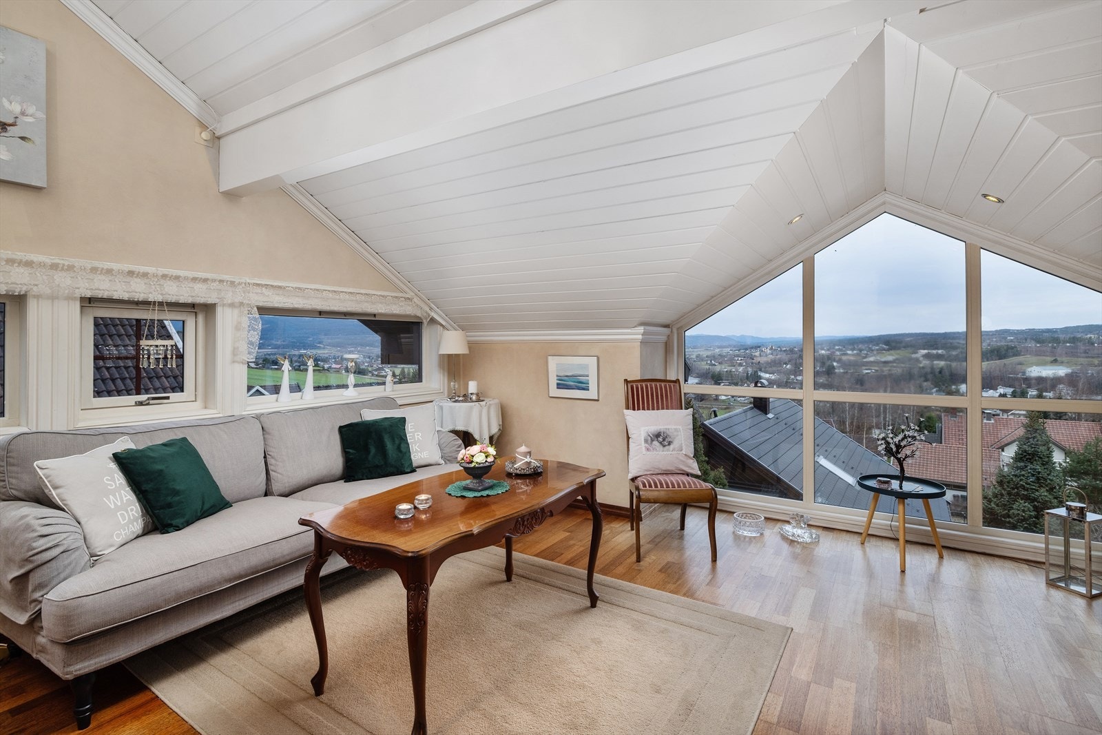 Den varme parketten binder sonene pent sammen og understreker den åpne, behagelige romfølelsen. Galleribilde