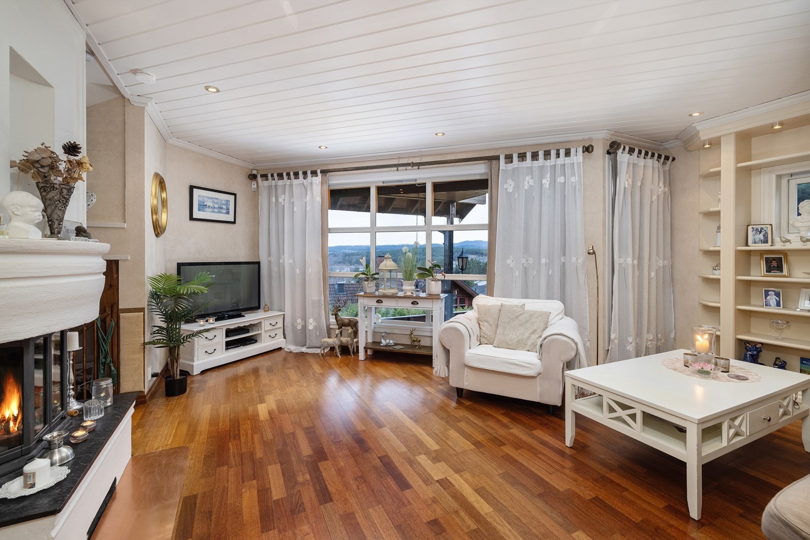 Dagligstuen er pent innredet med parkett på gulv og slette vegger med en elegant tapet. Galleribilde