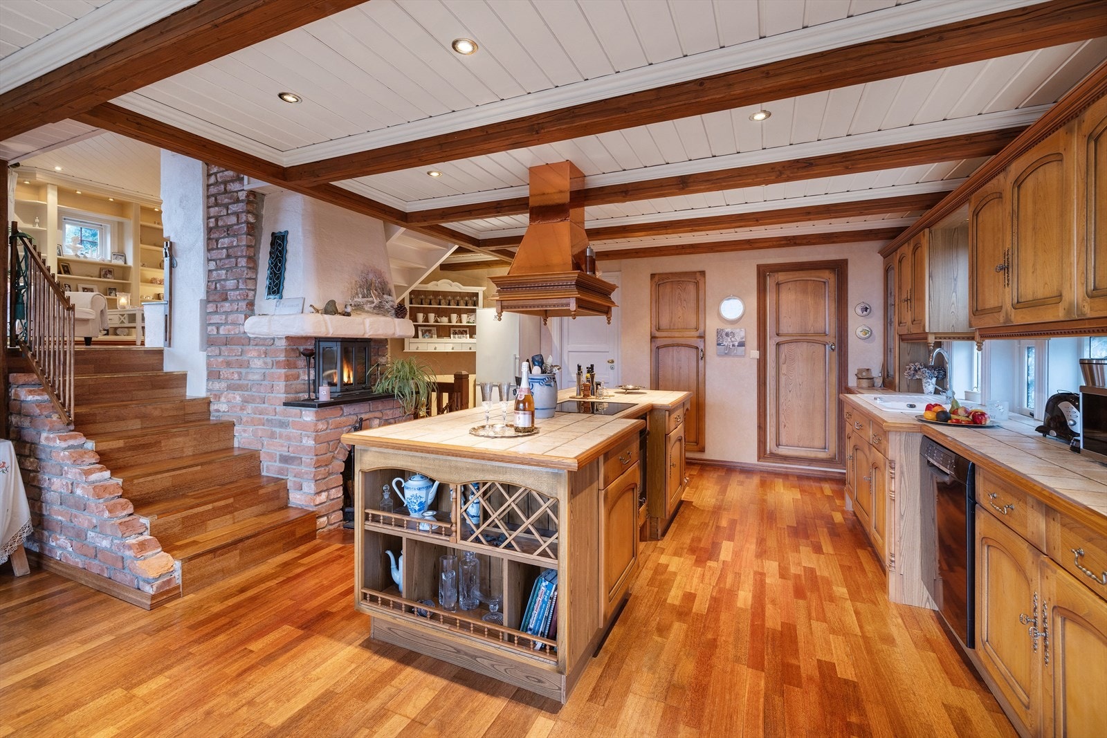 Kjøkkenet fremstår som et rom med særegen sjarm og solid håndverk, der klassiske materialvalg skaper både varme og karakter. Galleribilde