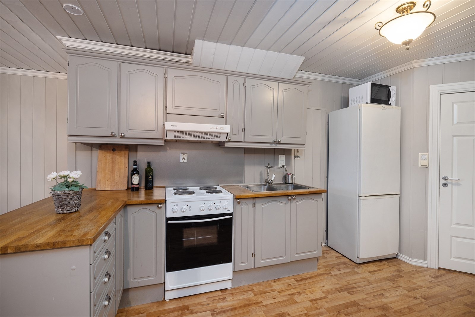 Kjøkkenet i hybelen har innredning med profilerte fronter. Benkeplaten er av heltre. Det er frittstående komfyr. Det er kjøkkenventilator med kullfilter. Galleribilde