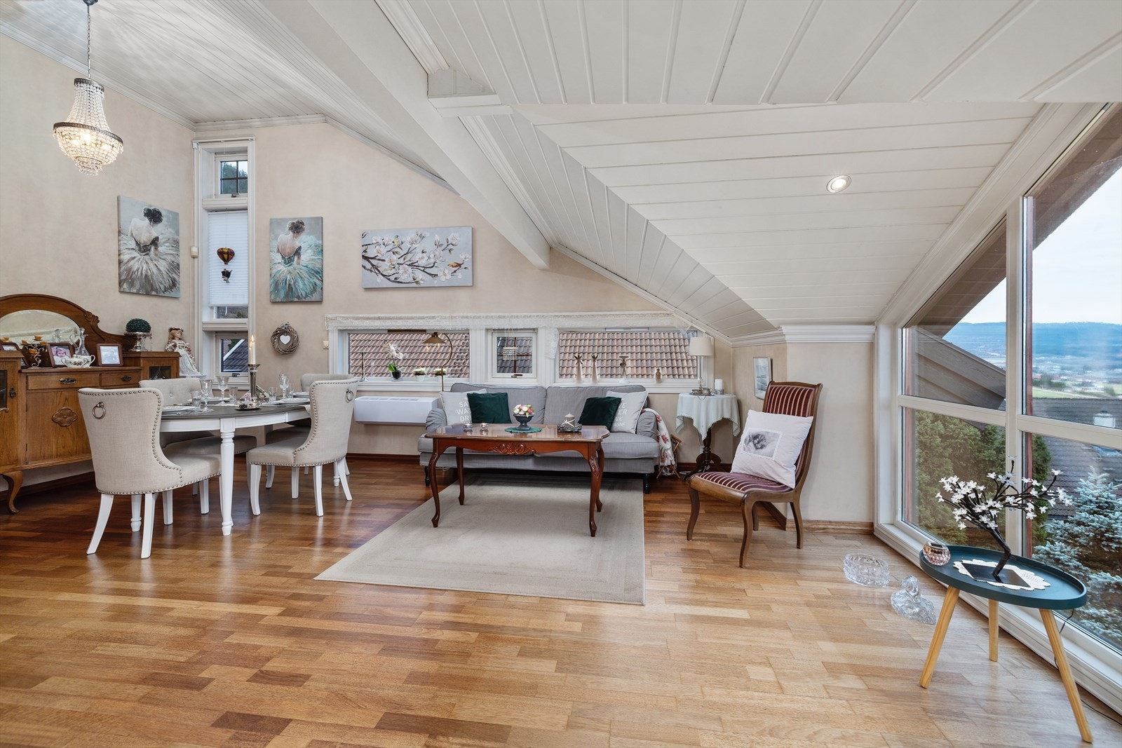 En halvetasje opp kommer vi til hovedstuen, denne stuen er et luftig og innbydende oppholdsrom med flott takhøyde og slette overflater som gir en ren og moderne atmosfære. Galleribilde