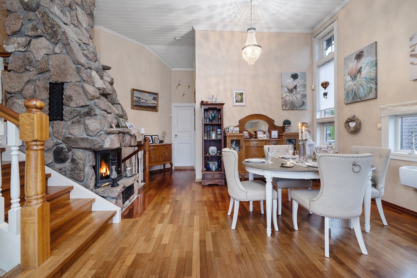 Den imponerende natursteinspeisen er et naturlig blikkfang, bygget i massive steiner som gir rommet både tyngde og karakter. Galleribilde