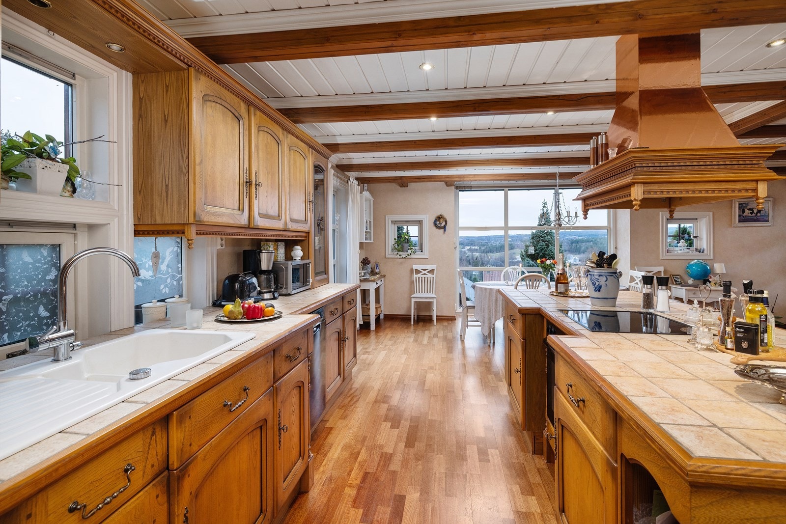 Den store kjøkkenøya fungerer som et naturlig samlingspunkt og byr på rikelig med både arbeidsplass og oppbevaring. Galleribilde