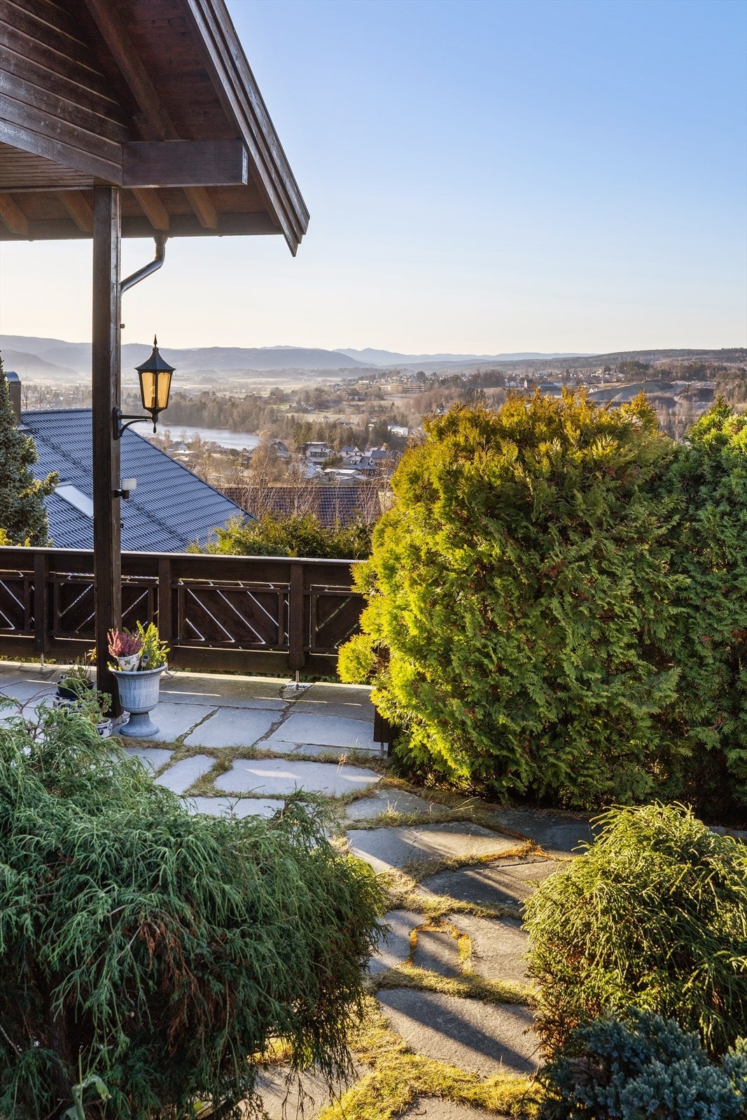 Tomten er pent opparbeidet med flere soner for uteopphold, og den store uteplassen ligger solrikt til med flott utsyn. Galleribilde