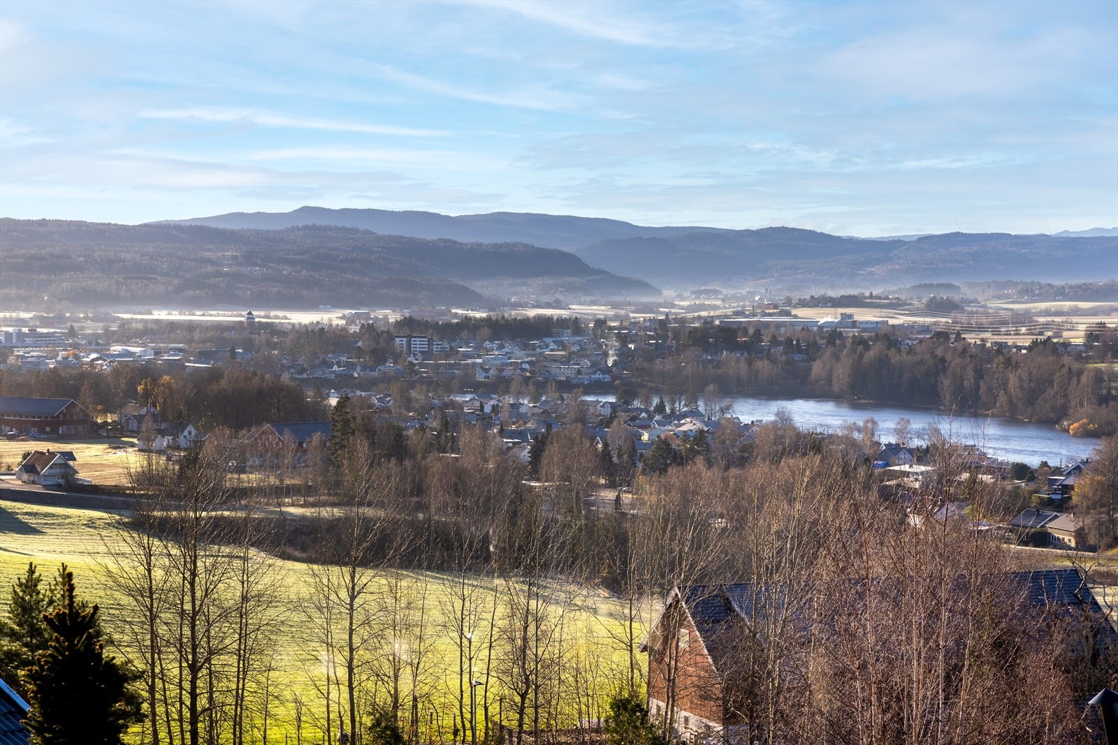 Eiendommen er pent beliggende i et godt svært familievennlig boligområde. Ullern som ansees å være ett av Øvre eikers mest populære boligområde. Galleribilde