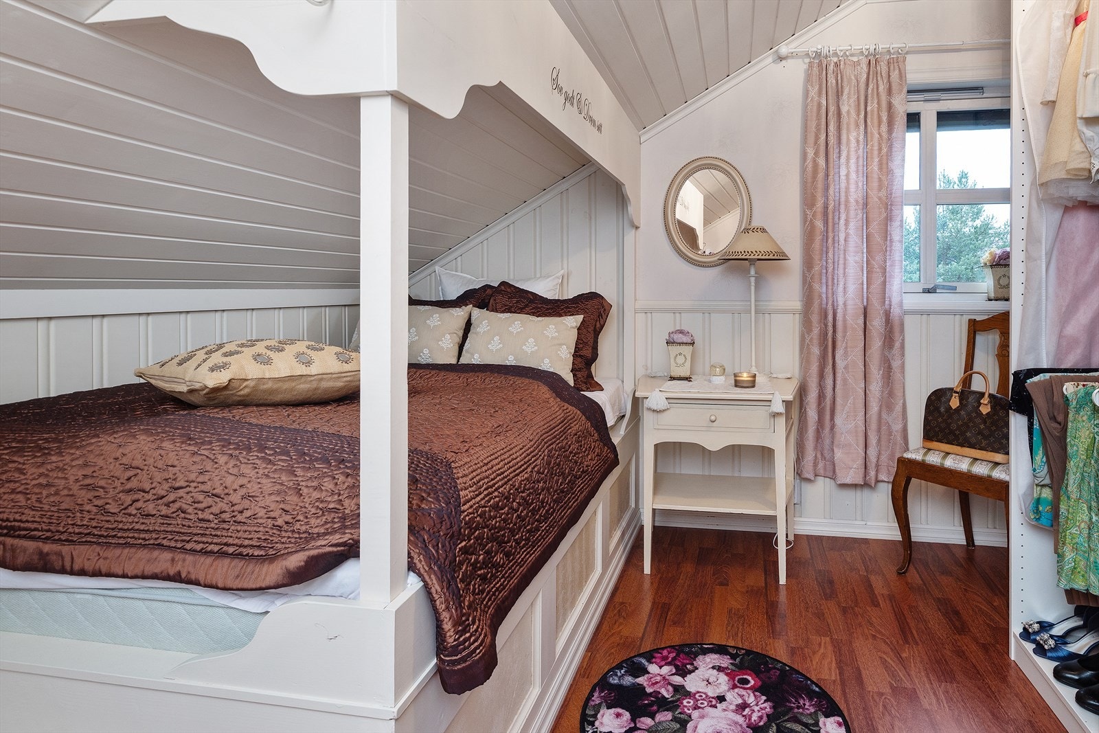 I tillegg til hovedsoverommet har denne halv etasjen to soverom til, soverommene ligger i tilknytning til hovedbadet. Galleribilde