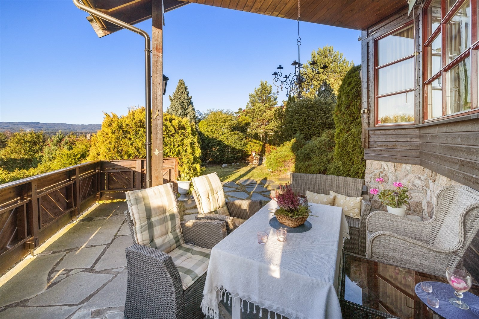 Den overbygde delen av uteområdet skaper en lun og stemningsfull sone, perfekt for bruk store deler av sesongen. Galleribilde