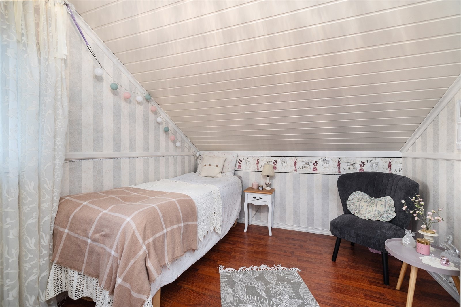 Alle soverommene er av god størrelse med plass til både seng, garderobeløsning og skrivepult. Galleribilde