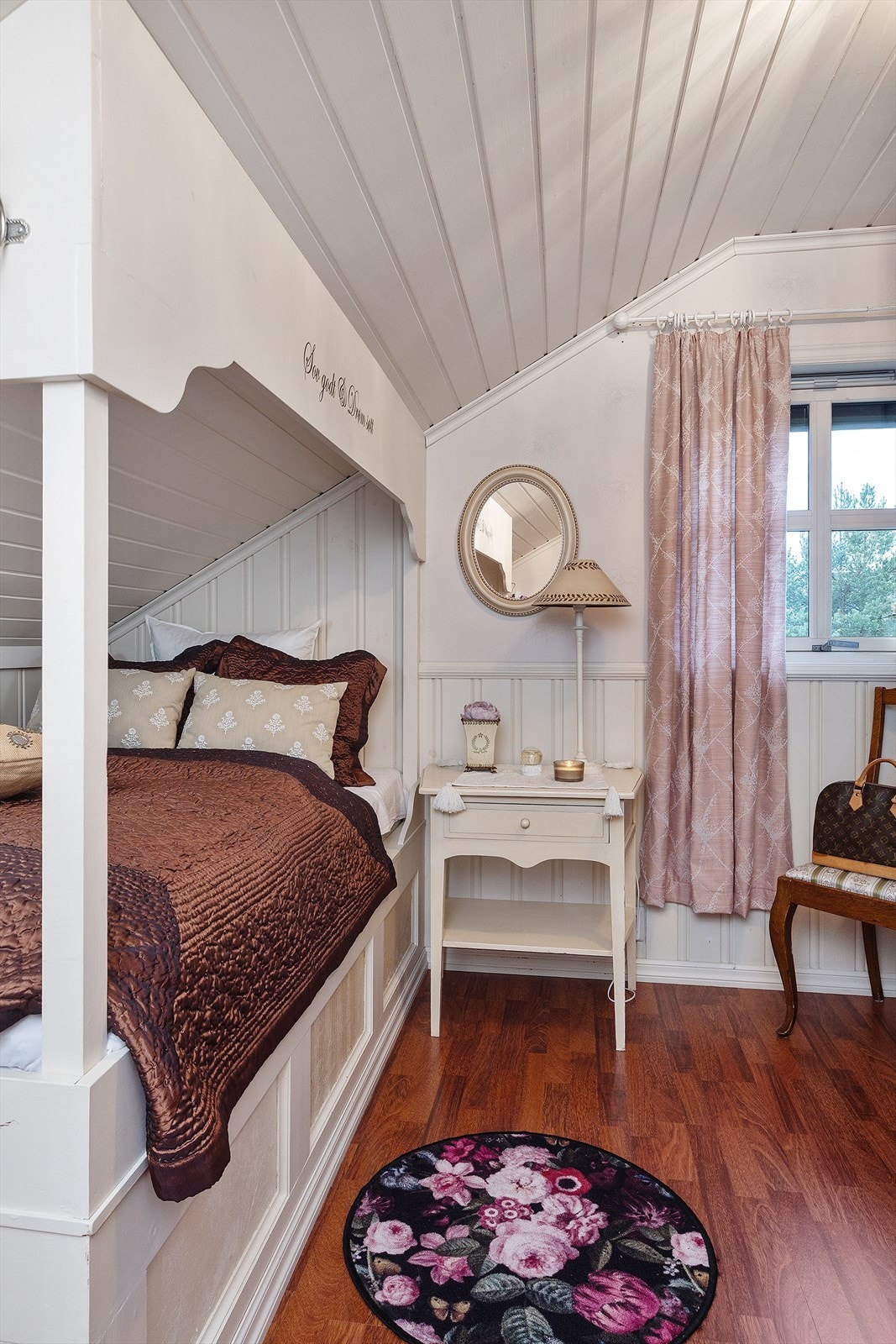 Boligen har totalt 4 soverom tilknyttet hovedetasjen. Galleribilde