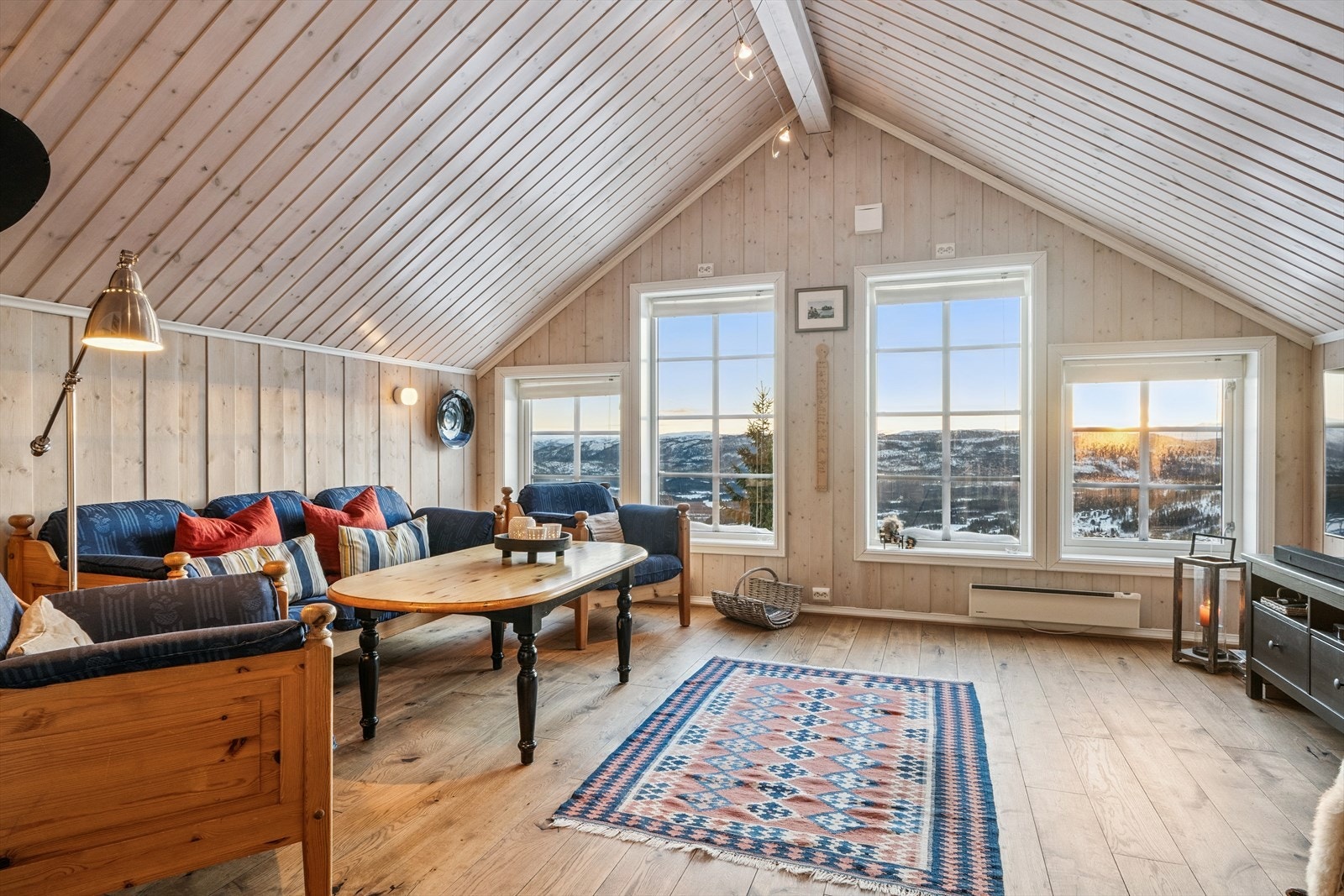 Romslig loftstue med bra utsikt. Galleribilde