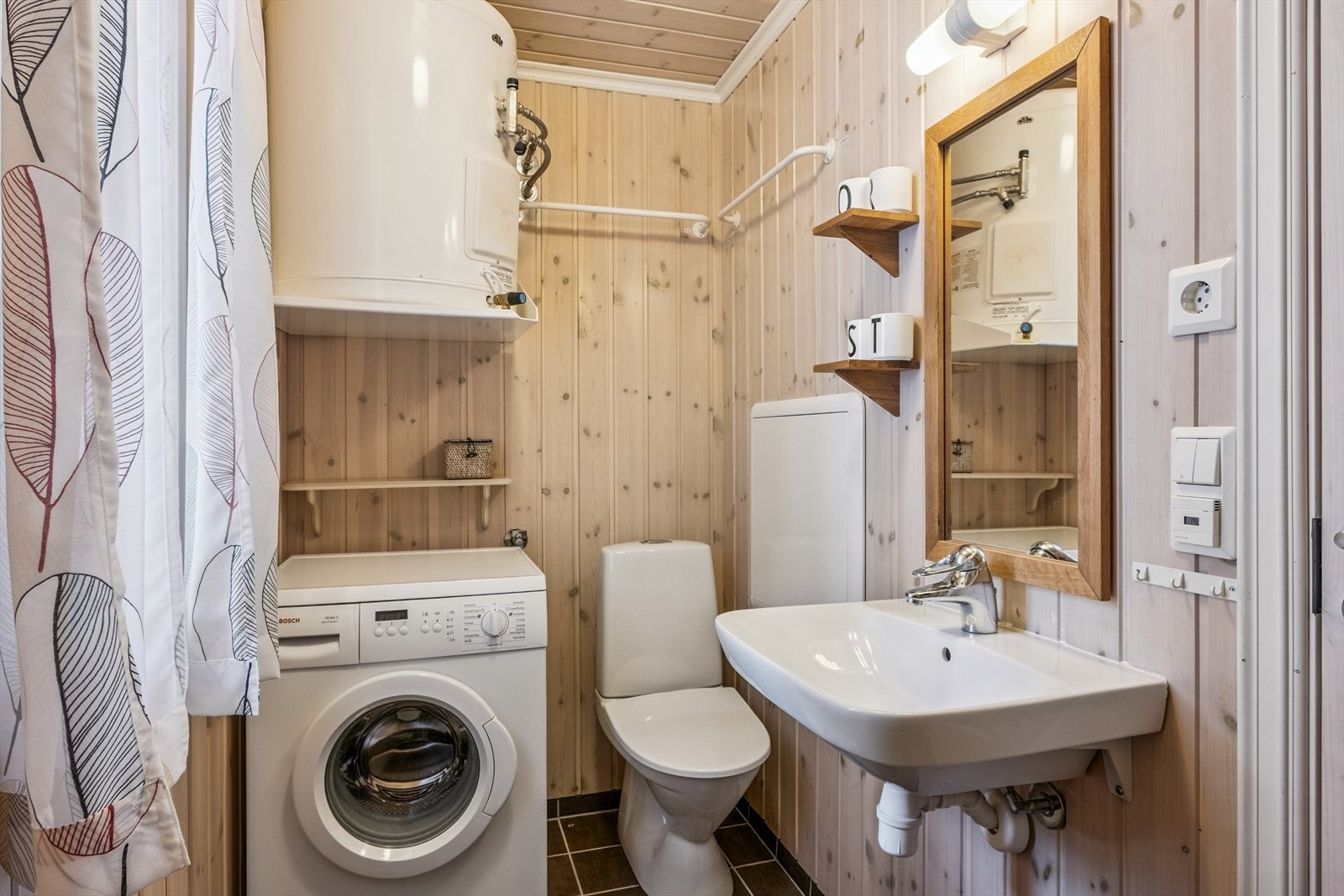 Vaskerom i 1.etasje med muligheter for tørking av klær og sko. Varmekabler i gulv. Galleribilde