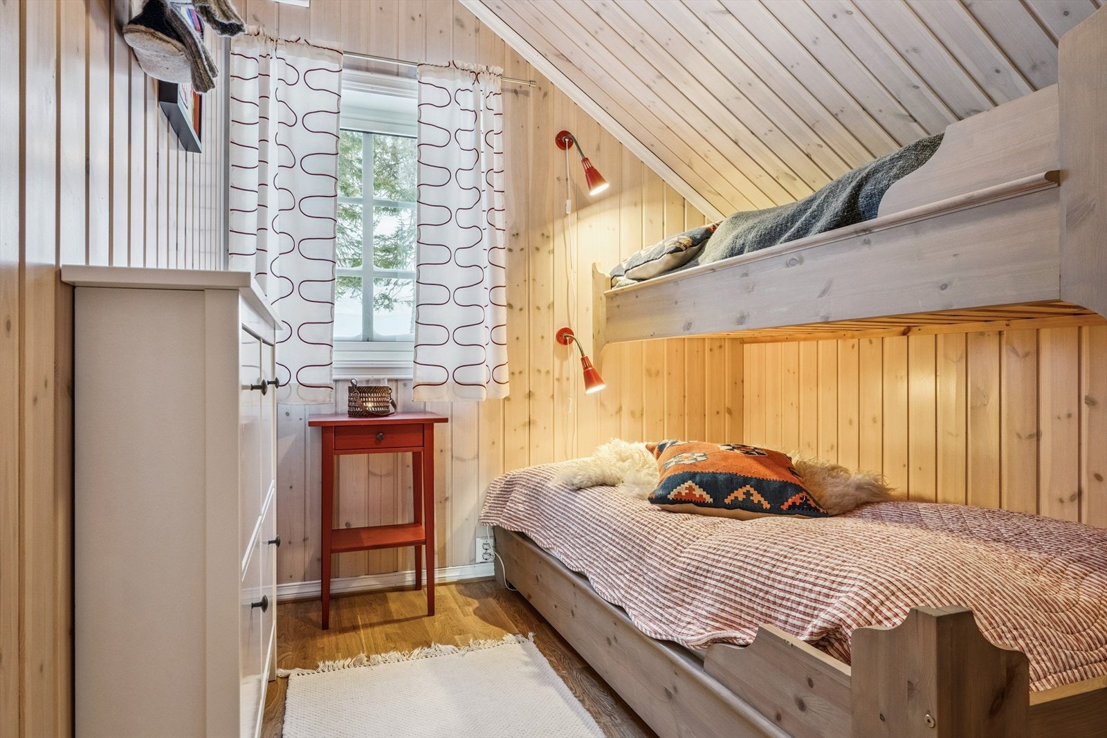 Soverom 2 av 2 i 2.etasje. Galleribilde