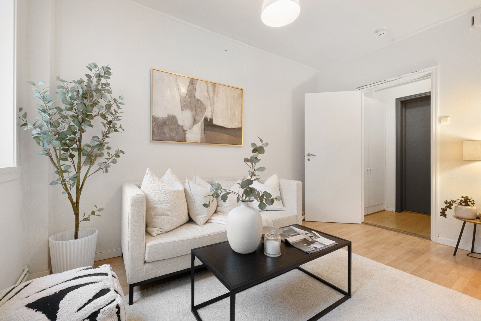 Stuen har plass til sofagruppe med tilhørende møblement Galleribilde