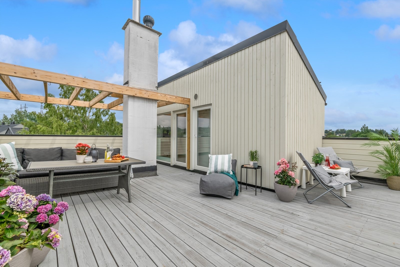 Stor og usjenert takterrasse på 52 m² med fantastiske solforhold og rom for mange soner. Galleribilde