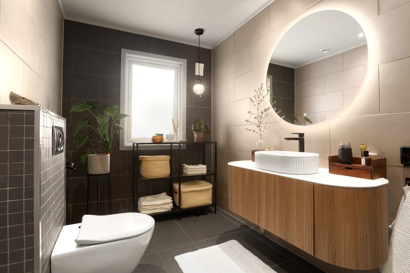 Pent bad fra 2013 med flislagte overflater og varmekabler i gulv Galleribilde