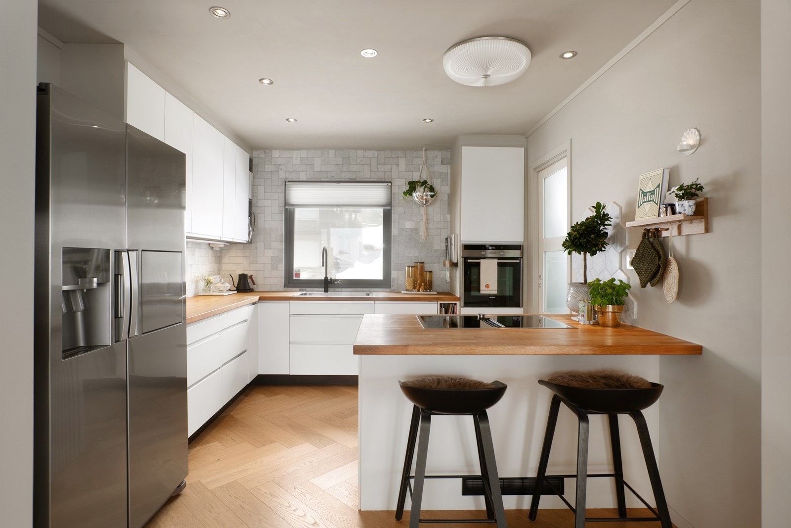 Pent kjøkken fra 2014 med innredning fra Ikea Galleribilde