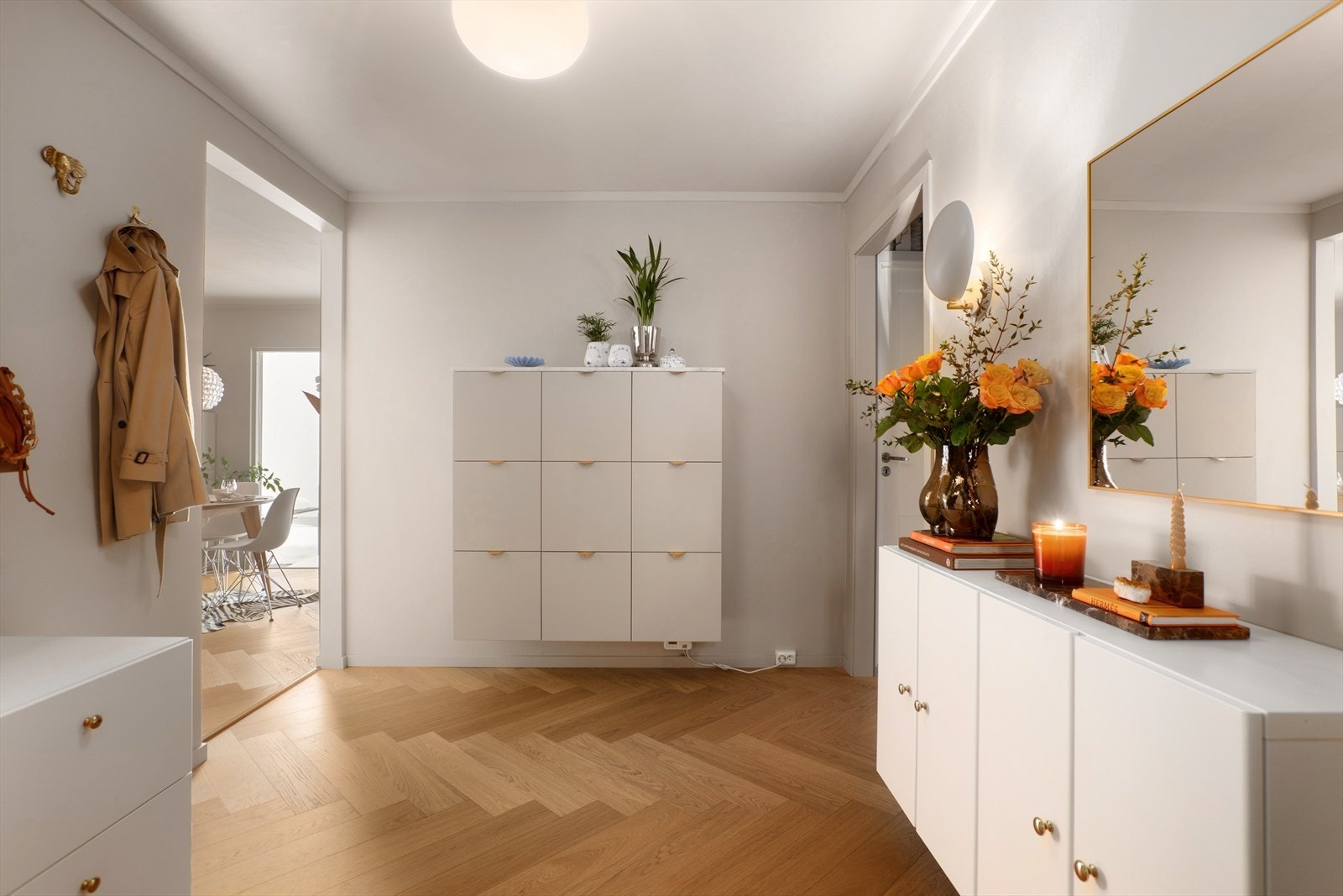 Romslig gang med varmefolie i gulv og gode oppbevaringsmuligheter Galleribilde