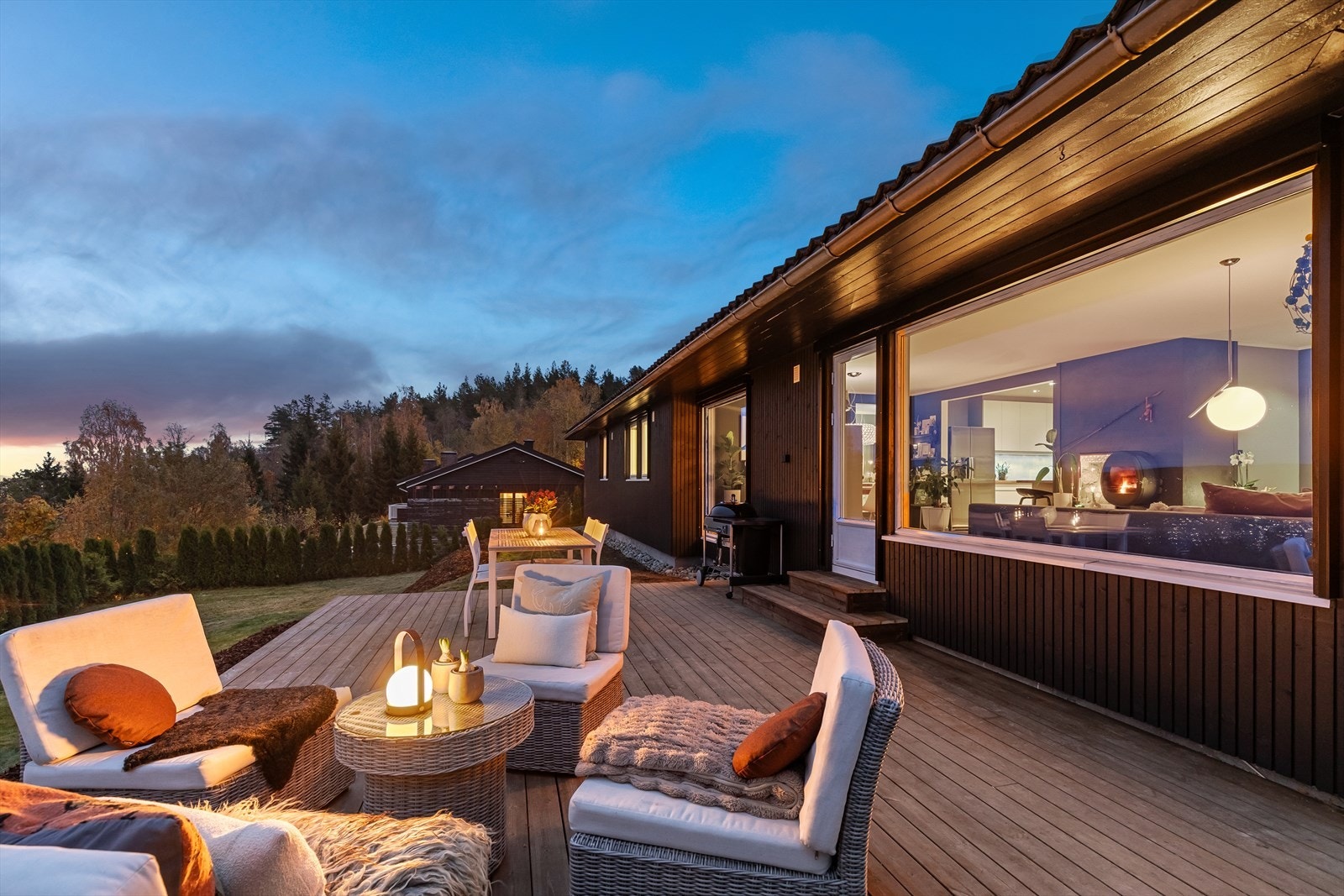 Boligen har nydelige uteområder med flere terrasser og stor hage Galleribilde