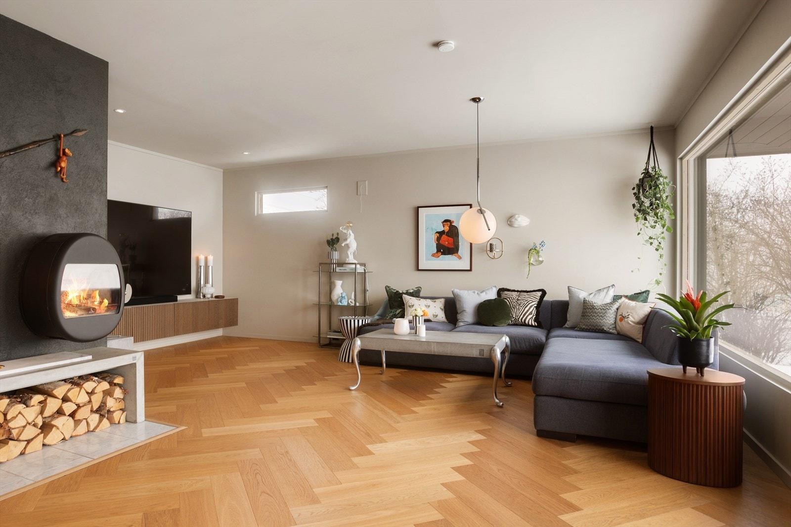 De store vindusflatene bidrar til godt med naturlig lys Galleribilde