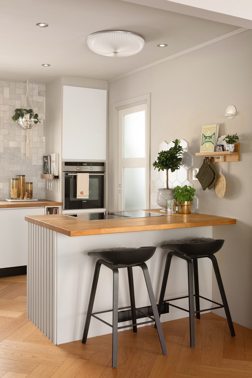 Praktisk kjøkkenøy med sitteplass for to Galleribilde