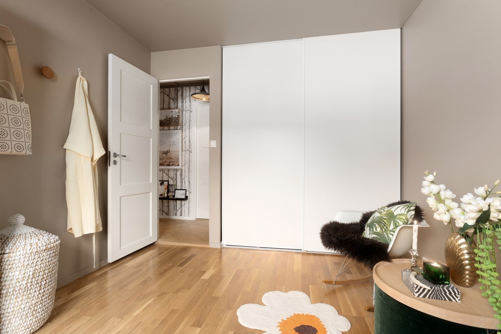 Også her er det gode oppbevaringsmuligheter i skyvedørsgarderobe Galleribilde