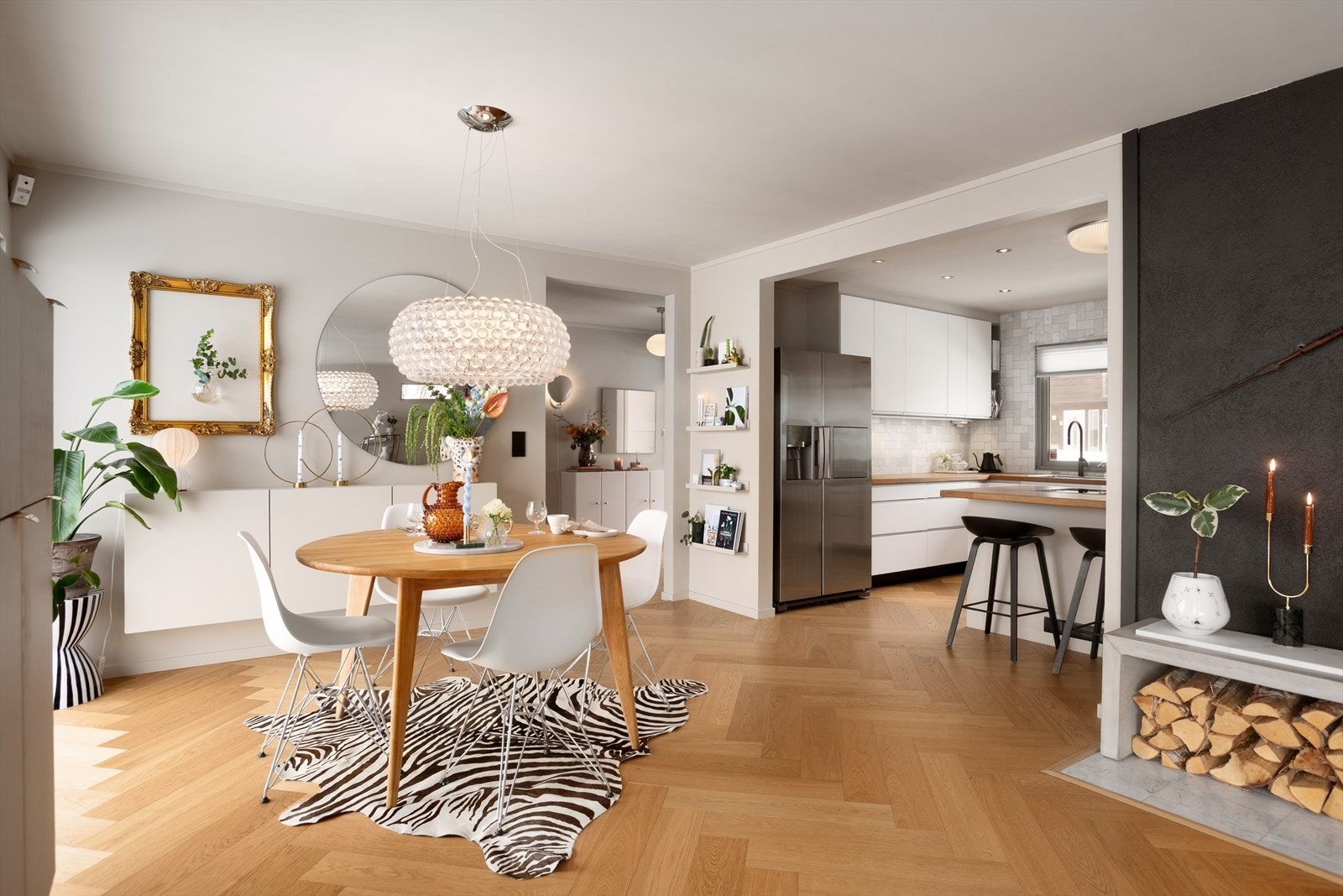 Stue og kjøkken er i en delvis åpen løsning som bidrar til et sosialt og hyggelig oppholdsrom Galleribilde