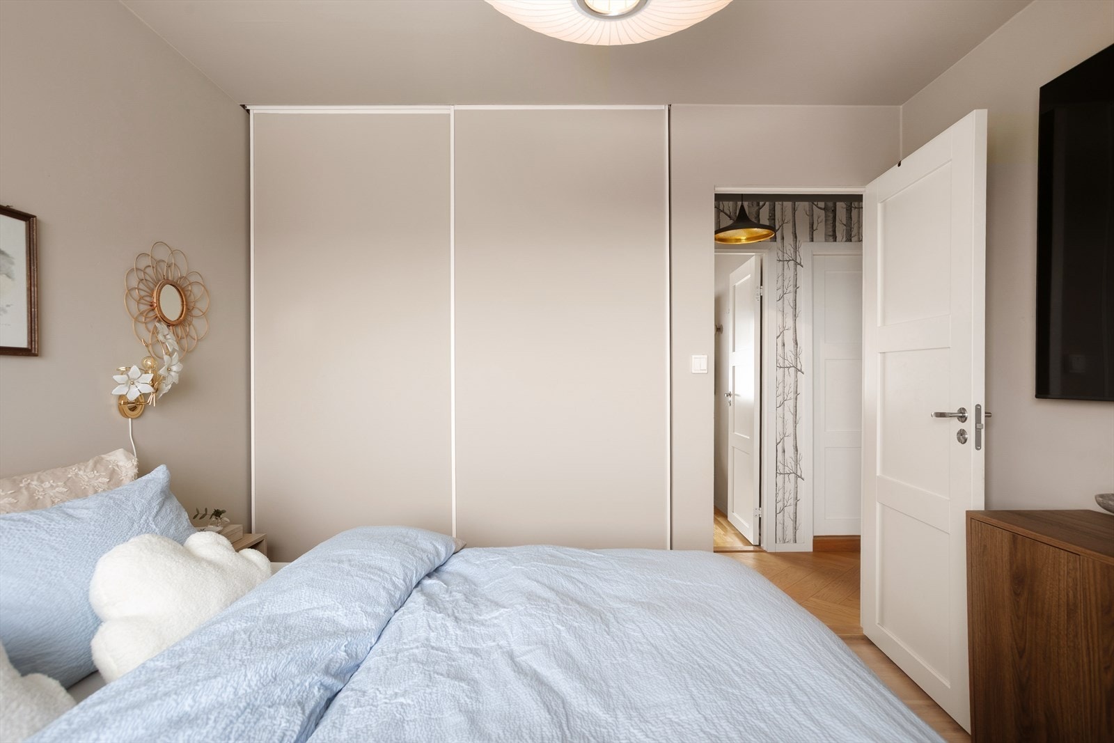 Hovedsoverommet gir god plass for dobbeltseng med tilhørende nattbord - samt praktisk skyvedørsgarderobe Galleribilde
