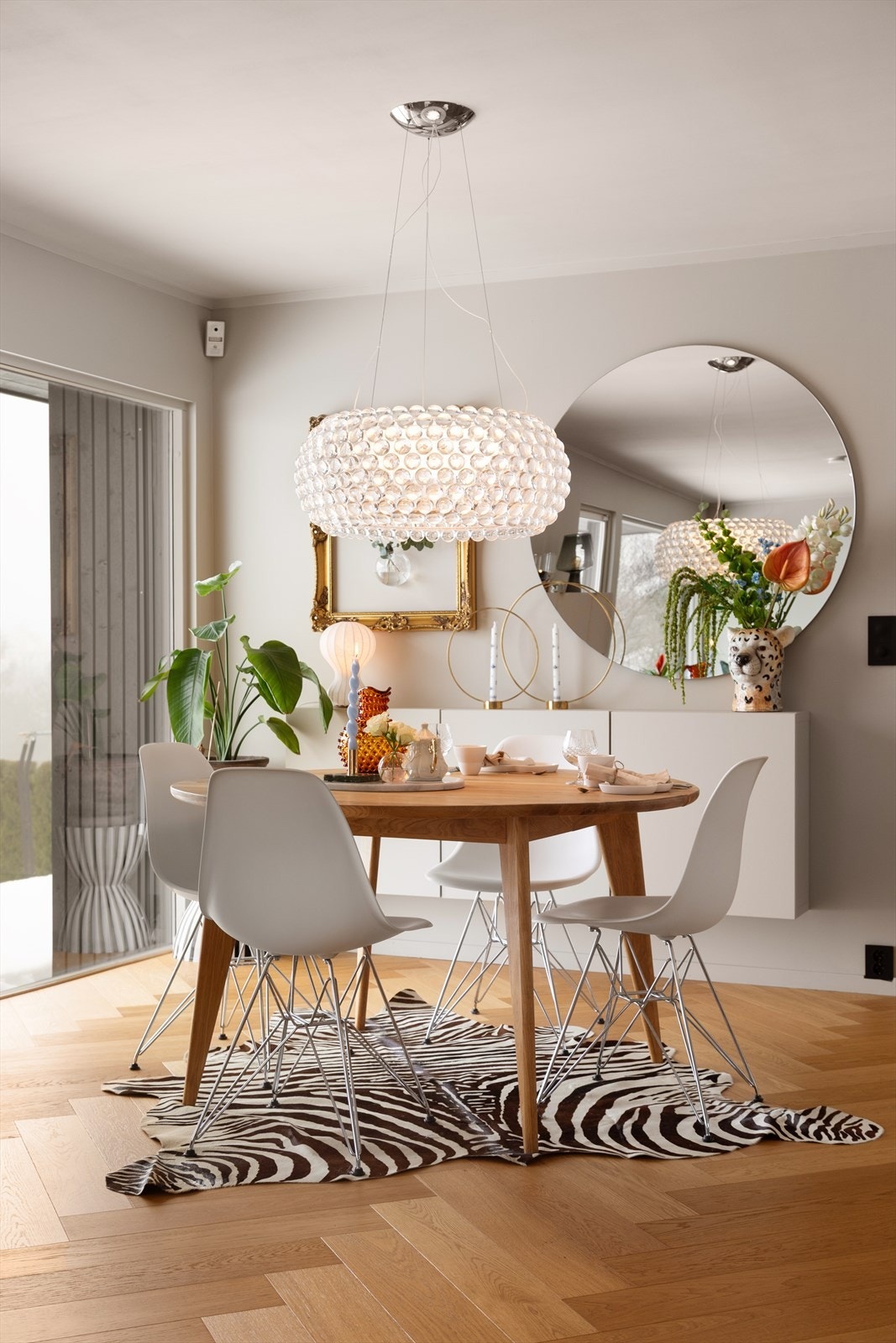 Stuen har lekre overflater med fiskebensparkett på gulv Galleribilde