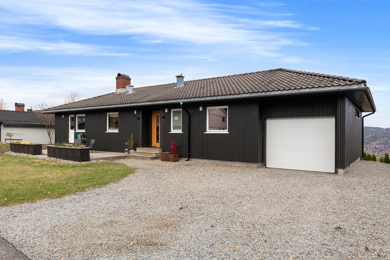 Stor gårdsplass og garasje for parkering Galleribilde