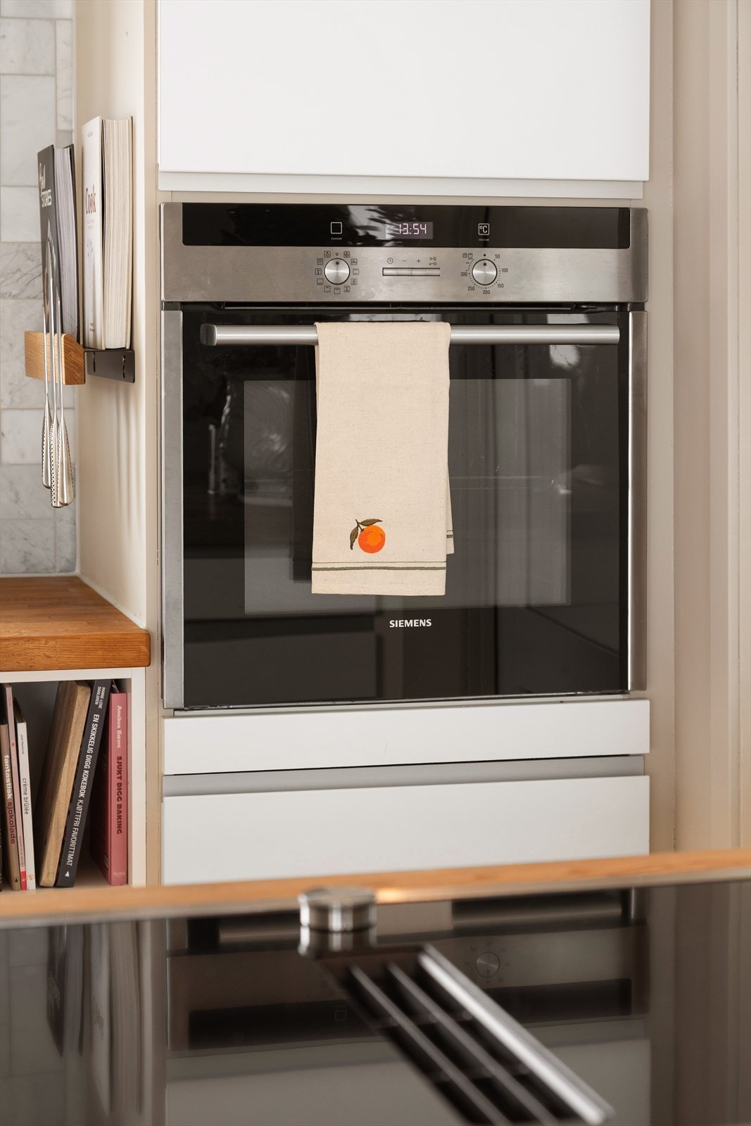 Kjøkkenet er utstyrt med hvitevarer som Gaggenau koketopp, komfyr, oppvaskmaskin og kjøl/fryseskap Galleribilde