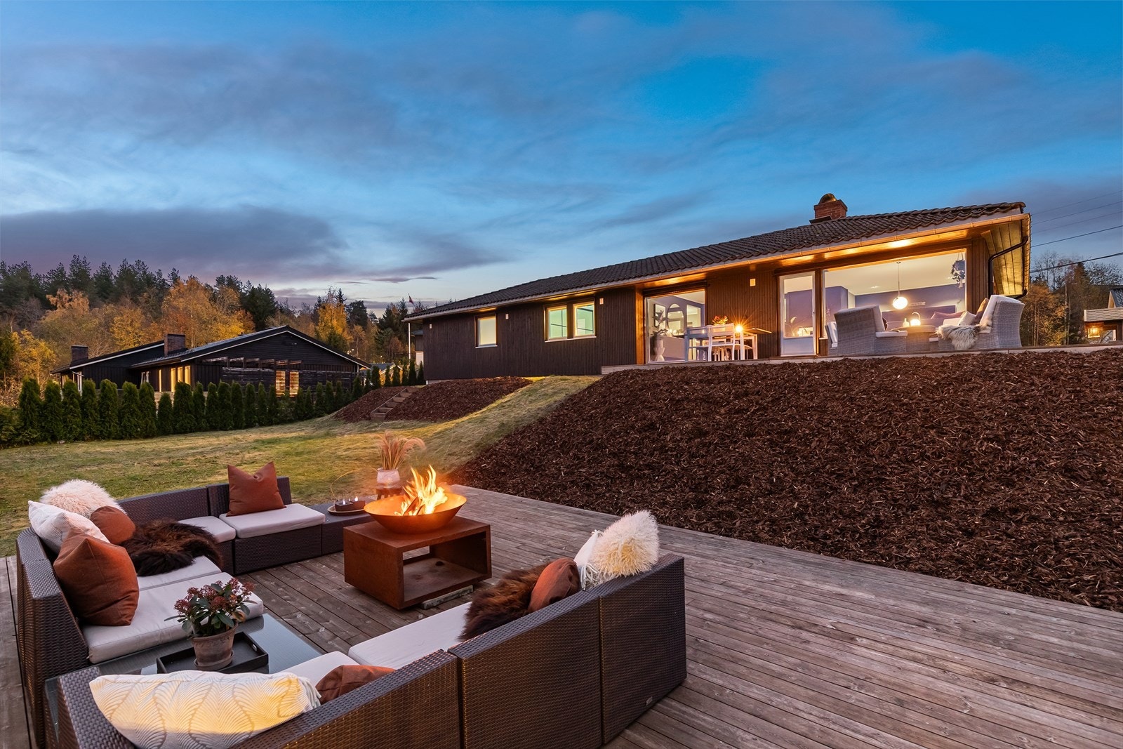 Boligen har fantastiske uteområder med gode solforhold og utsikt Galleribilde