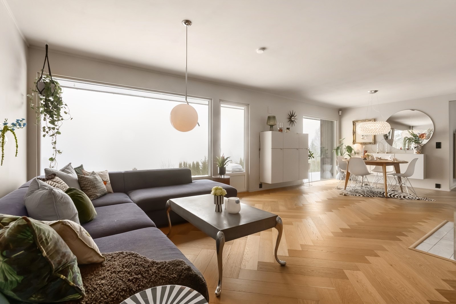 Stuen er lys og romslig med god plass til sofagruppe og tilhørende tv-møblement Galleribilde