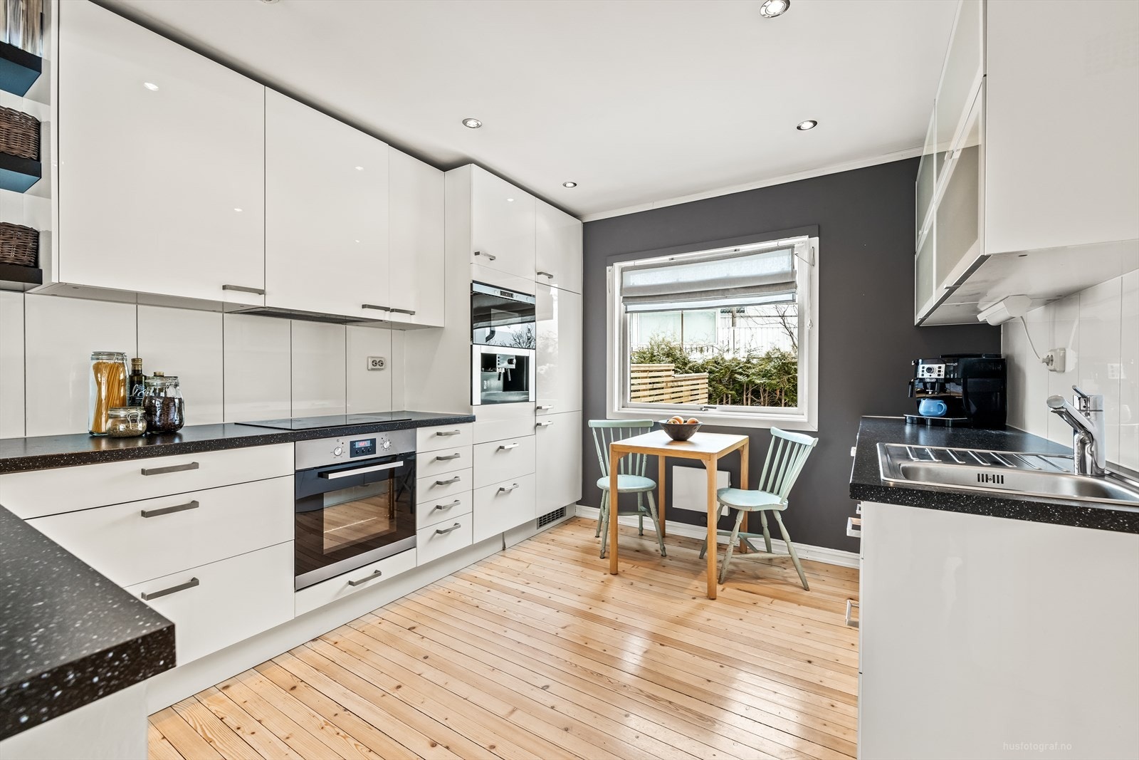 Tidløst og pent kjøkken med integrerte hvitevarer Galleribilde