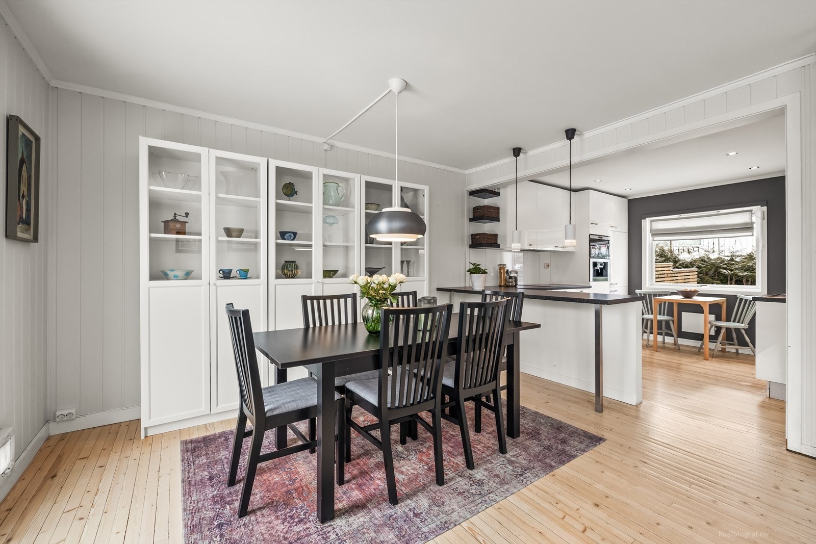 Kjøkkenet har åpen løsning mot spisestuen Galleribilde