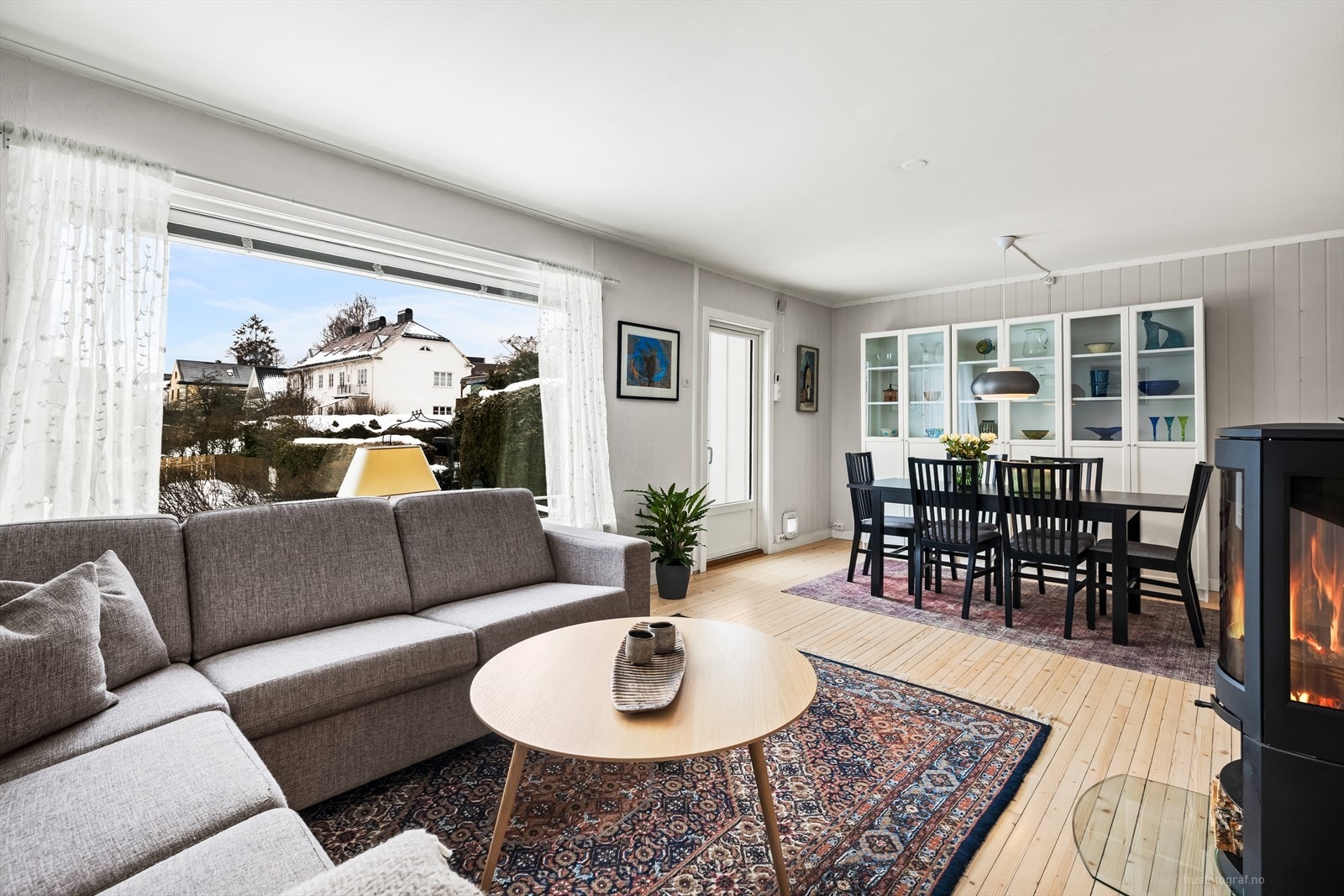 Lys og romslig stue med store vindusflater Galleribilde